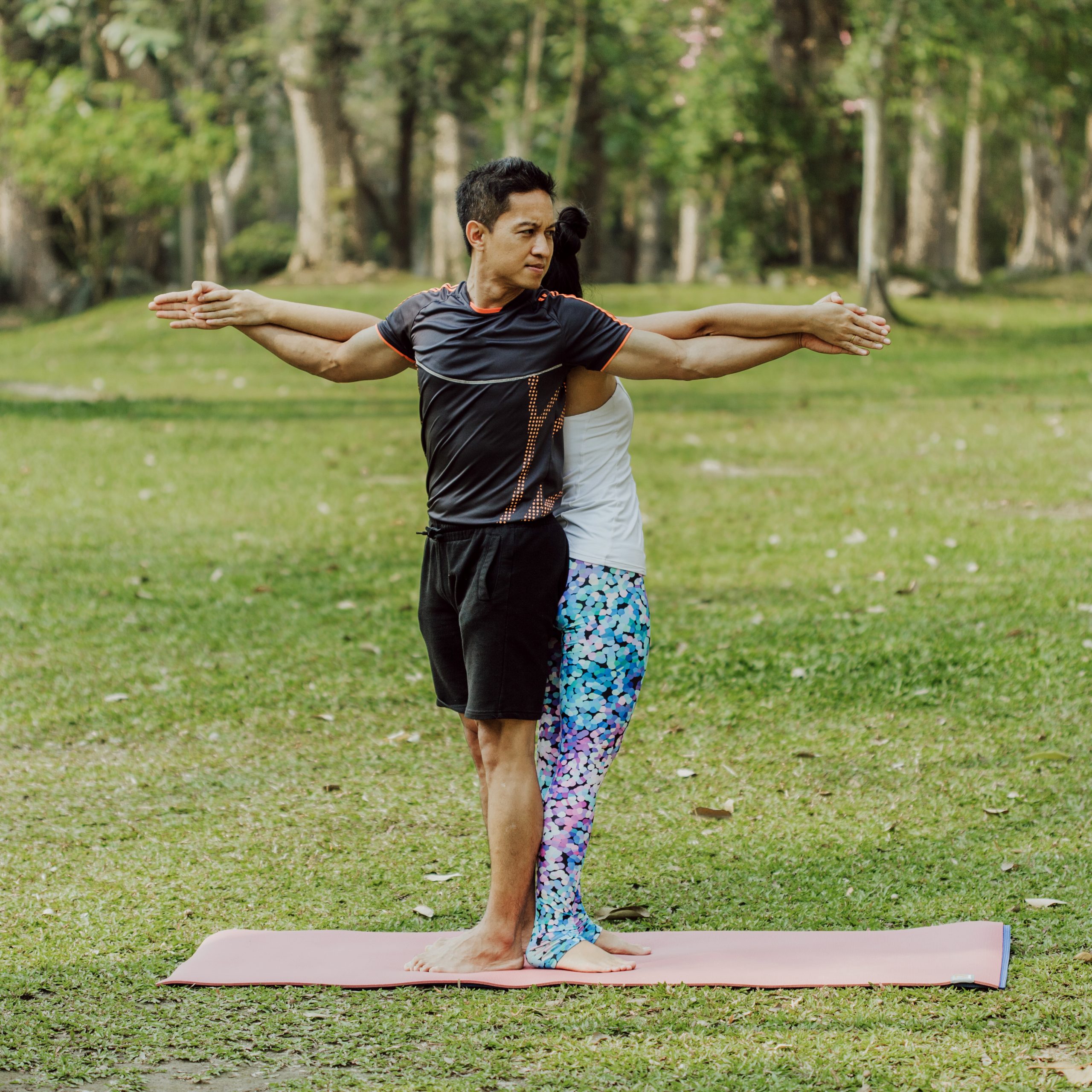 couple-yoga-grass-trees